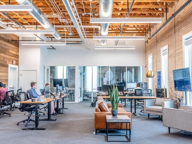 Digital Signage for Employee Communications in Hybrid and Remote Work Environments
